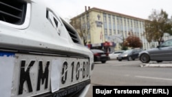 Na fotografiji: Vozilo u Severnoj Mitrovici sa "KM" registarskim tablicama 