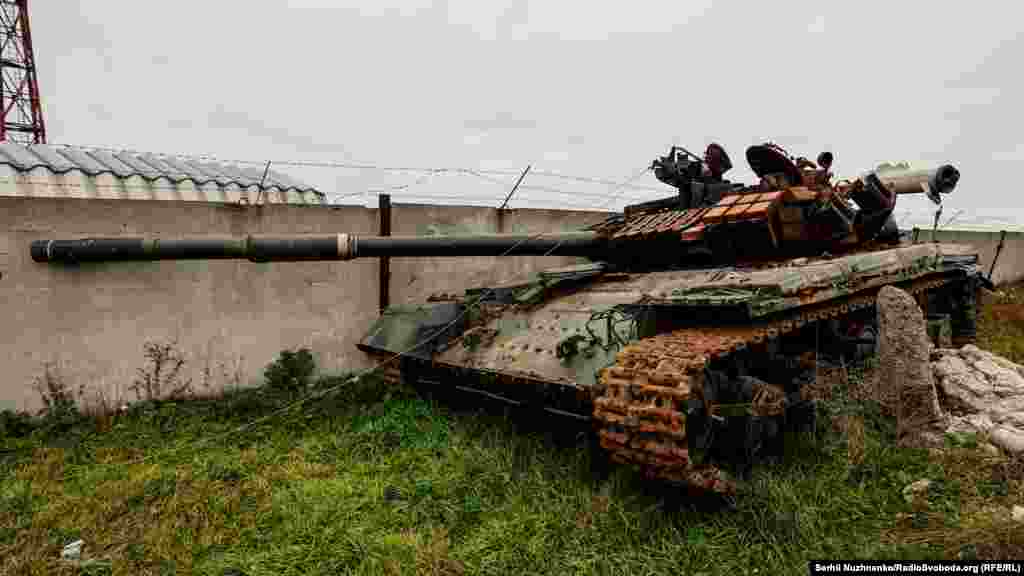 Знищений російський танк неподалік аеропорту «Херсон» у Чорнобаївці, 13 листопада 2022 року