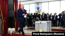 Александр Лукашенко на избирательном участке