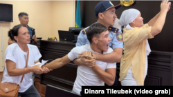 Қаңтар оқиғасынан соң сотталған белсенділердің жақындары апелляциялық сот шешіміне қарсы шықты. 8 қыркүйек 2022 жыл.