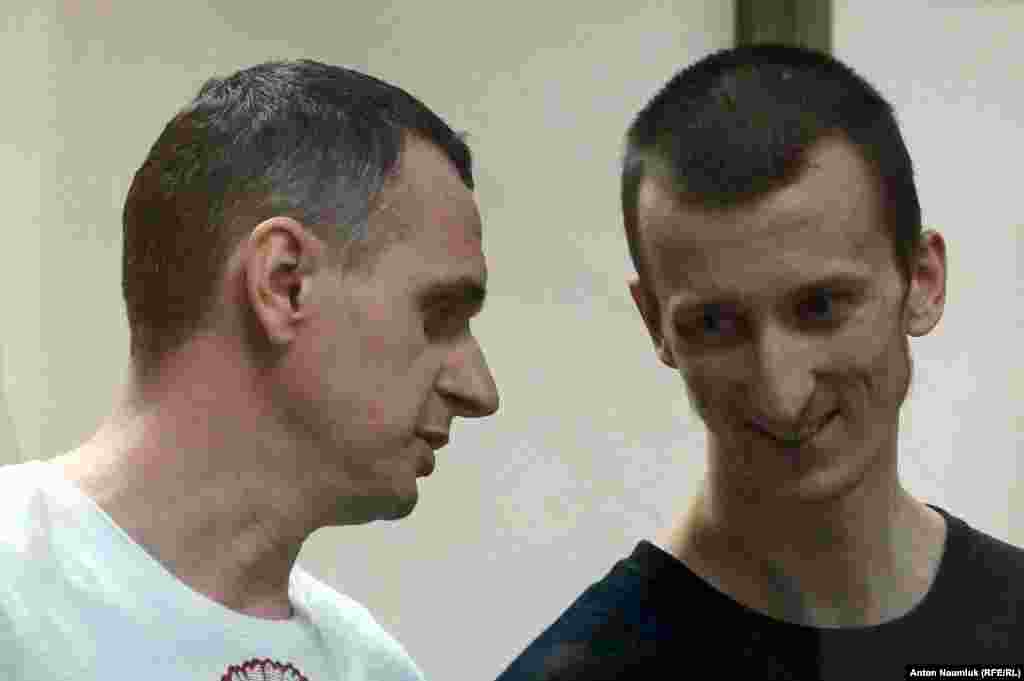 Ресейдің Дондағы Ростов қаласында Солтүстік Кавказ әскери соты тамыздың 25-і күні «терроризм» айыбы тағылған украиналық режиссер Олег Сенцовты (сол жақта) 20 жылға және қырым белсендісі Александр Кольченконы – 10 жылға бас бостандығынан айыруға үкім шығарды.