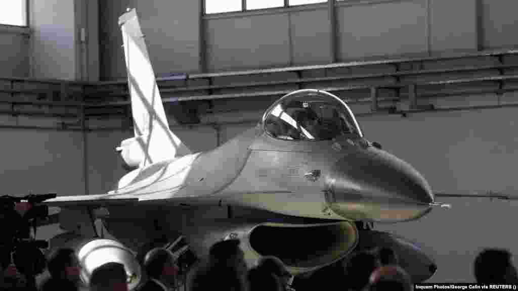 A holland légierő egyik F–16-osa a kiképzőközpont felavatásán. A holland védelmi miniszter azt is elmondta, reméli, minél hamarabb tudnak fogadni ukrán pilótákat is