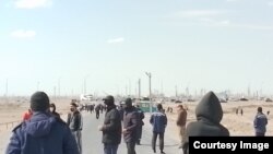 Ереуілге шығып тұрған Жетібай ауылының тұрғындары. 28 наурыз, 2023 жыл.