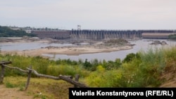 Заповідні острови на обмілілих берегах Хортиці (фоторепортаж)