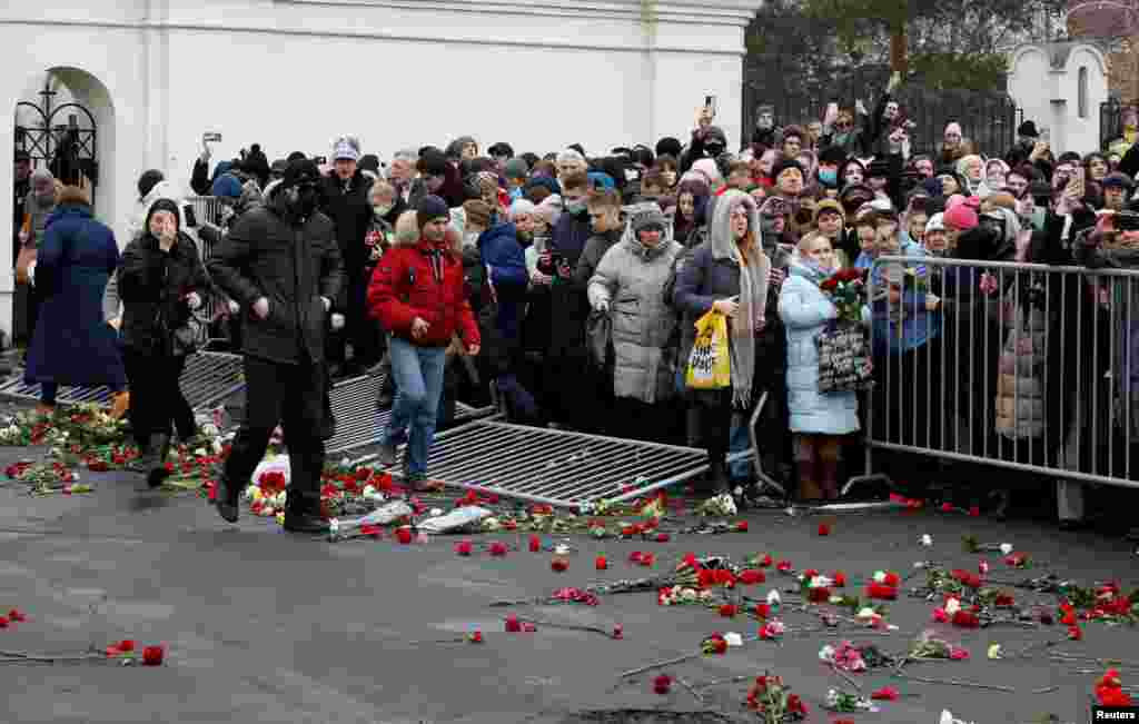 Храмдын жанына чогулгандар тосмону сындырып салышты. 