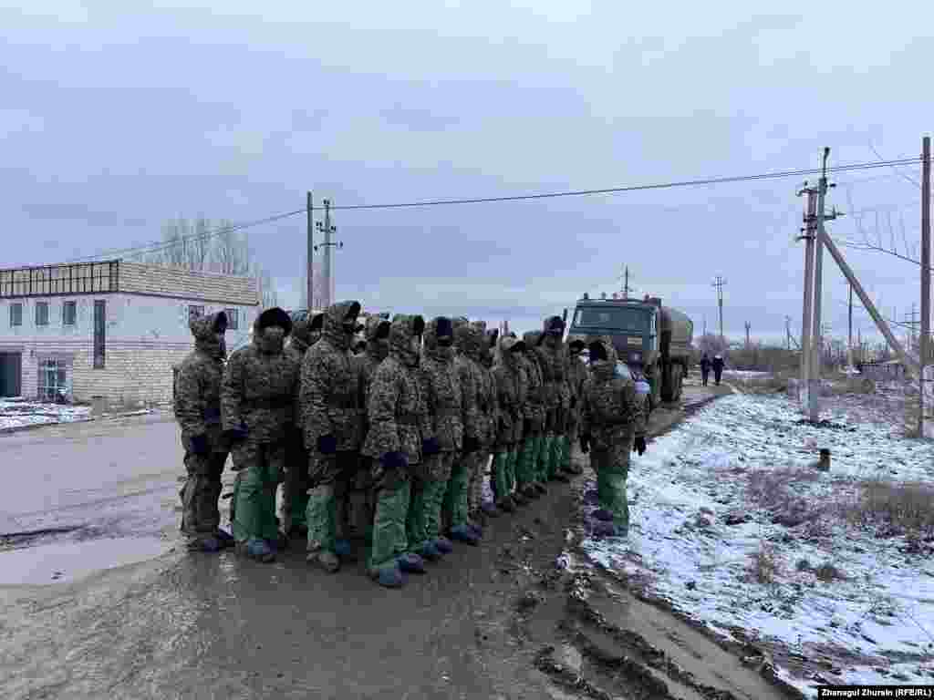 Су басқан саяжайлардағы тұрғындарға көмекке келген әскери қызметкерлер сап түзеп тұр. Батыс Қазақстан облысы бойынша су тасқынына қарсы шараларға мыңға жуық адам, төрт жүзден астам техника қатысып жатыр. Облыс бойынша 351 мың текше метр еріген қар суы сорылғаны хабарланды.