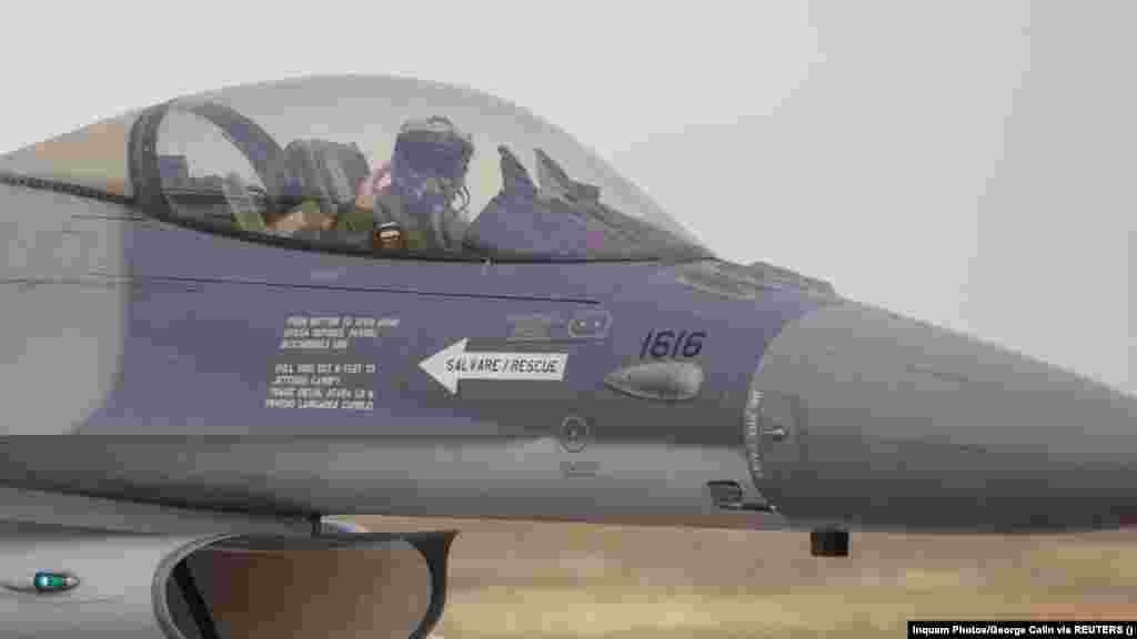 Az F–16-os vadászgépek 1976-os gyártási engedélye óta több mint négyezer-hatszáz repülőgépet építettek. Ukrajna aktívan kereste az amerikai gyártmányú vadászgépeket, hogy ellensúlyozza az orosz légierő fölényét