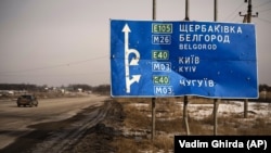 Дарожны знак у кірунку расейскага Белгараду, недалёка ад месца першых баявых сутыкненьняў у пачатку вайны, люты 2022 году.
