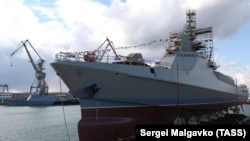 În imagine, nava de patrulare Serghei Kotov, la ceremonia de inaugurare a acesteia, în Kerci, Crimeea, în 2021. Nava poată transport greutăți de până la 1.500 de tone și are 91 de metri lungime și 14,2 metri lățime.