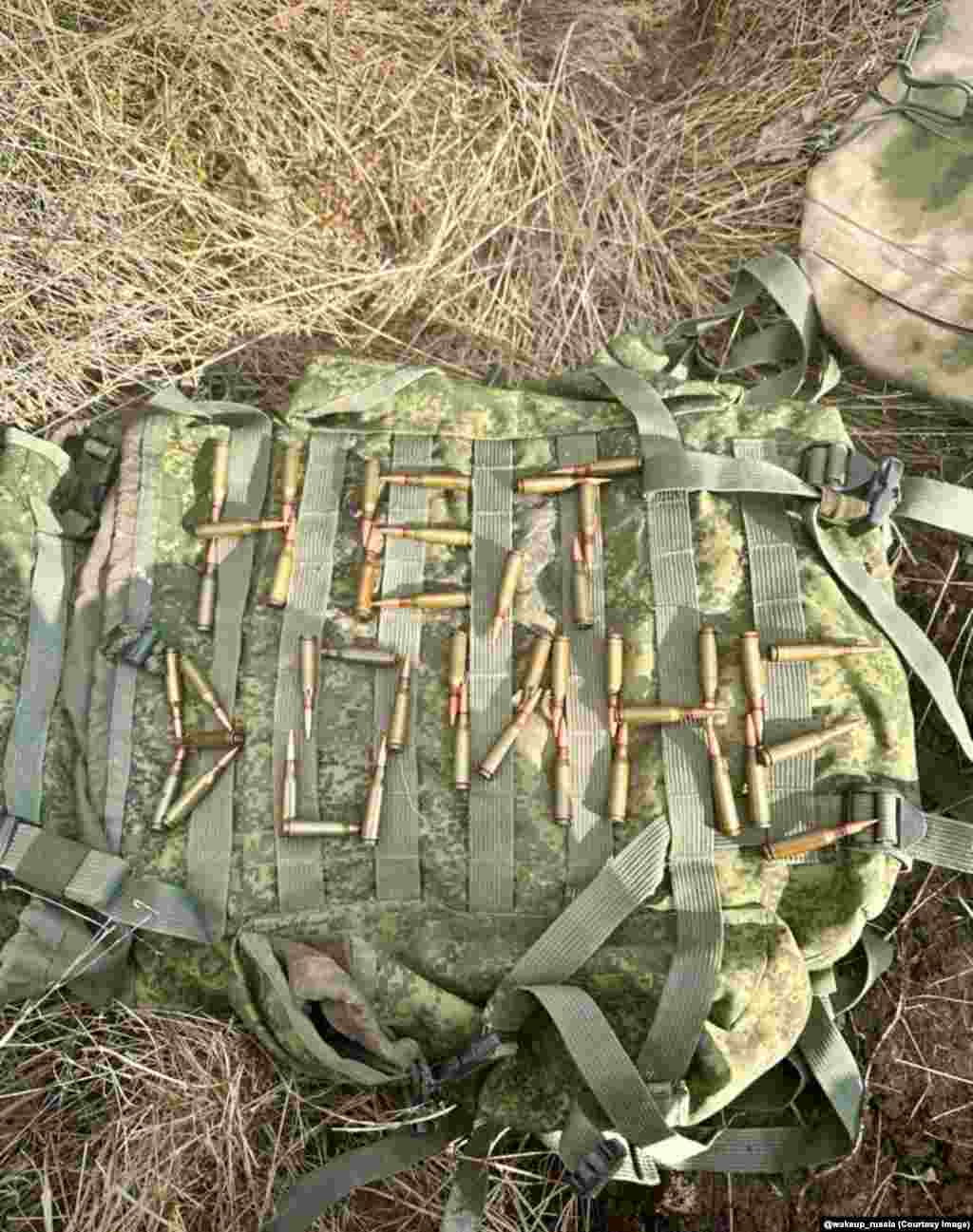Gloanțe aranjate în cuvintele „Nu războiului” pe un rucsac de camuflaj. Aceasta este una din cele câteva imagini făcute de membri ai armatei ruse și care au fost distribuite pe canalul de Telegram Wake Up Russia (Rusia, trezește-te) la începutul acestui an.
