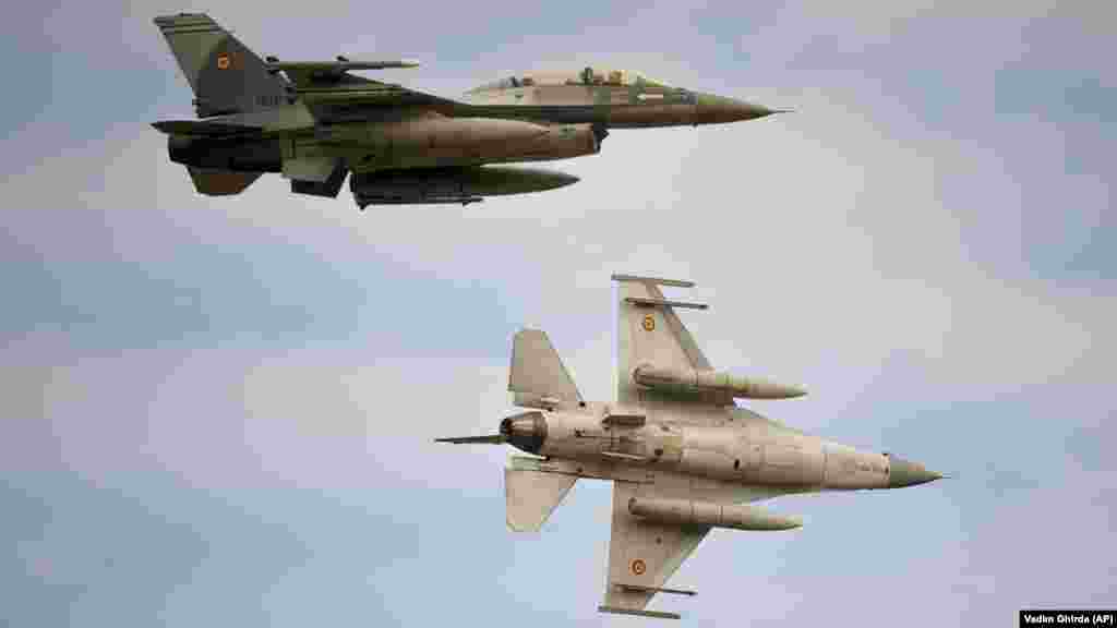 A Román Légierő F–16-os vadászgépei repülnek a romániai Fetești melletti kiképzőbázis felett november 13-án. A létesítmény célja, hogy növelje a NATO-szövetségesek közötti együttműködést, és jobban felkészítse a katonai szövetséget „a kelet-európai és a fekete-tengeri régió összetett kihívásaira” – közölte a román védelmi minisztérium