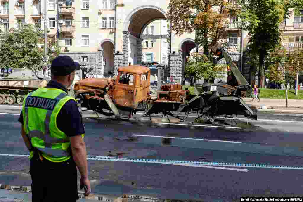 У сувязі з рызыкай расейскіх ракетных удараў мэр Кіева Віталь Клічко агучыў «асобнае распараджэньне» аб недапушчэньні масавых акцый у Дзень Дзяржаўнага сьцяга – 23 жніўня і Дзень Незалежнасьці – 24 жніўня