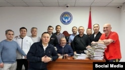 Кемпир-Абад иши боюнча айыпталып тергөө абагында жаткандар. Мунун ичинен Бектур Асанов гана тил кат менен бошоду. Калган айыпталуучулар үй-камагында.