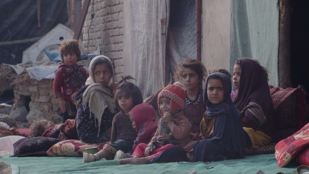 Fără adăpost și flămânde. Familiile afgane se confruntă cu o iarnă sumbră după ce au fost expulzate din Pakistan