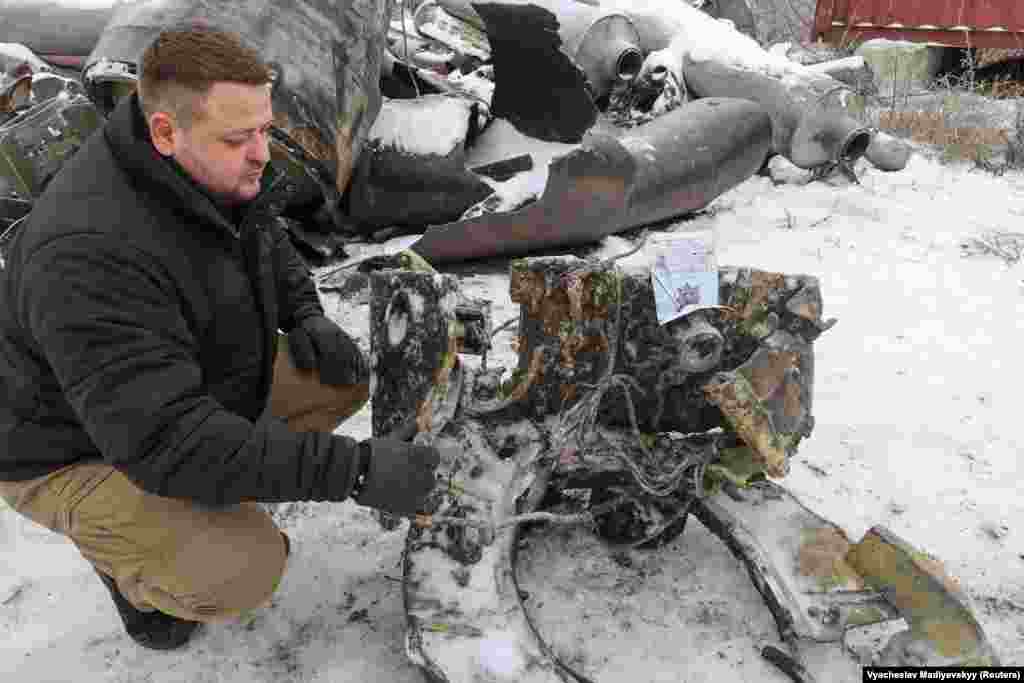 Співробітник Харківської прокуратури Дмитро Чубенко поруч із фрагментом балістичної ракети, яка, на думку України, була створена у Північній Кореї, а потім поставлена до Росії для обстрілу українських територій. 5 січня радник голови Офісу президента України Михайло Подоляк заявив, що Росія вперше з початку повномасштабного вторгнення здійснила обстріл України ракетами, поставленими Північною Кореєю. Росія «нападає на українців за допомогою ракет, одержаних у держави, де громадян мучать у концтаборах за незареєстроване радіо, розмову з туристом, перегляд серіалів», – написав Подоляк у соцмережі Х (колишній твіттер)