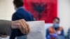 Një burrë hedh votën e tij gjatë zgjedhjeve parlamentare në kryeqytetin Tiranë, Shqipëri, prill 2021.