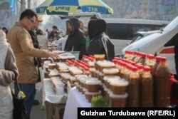 Сүмөлөк баасы 80 сомдон башталып, 400 сомго чейин сатылууда.