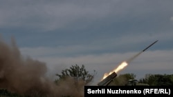 Українські військові запускають ракету з БМ-21 «Град», околиці Бахмута, травень 2023 року