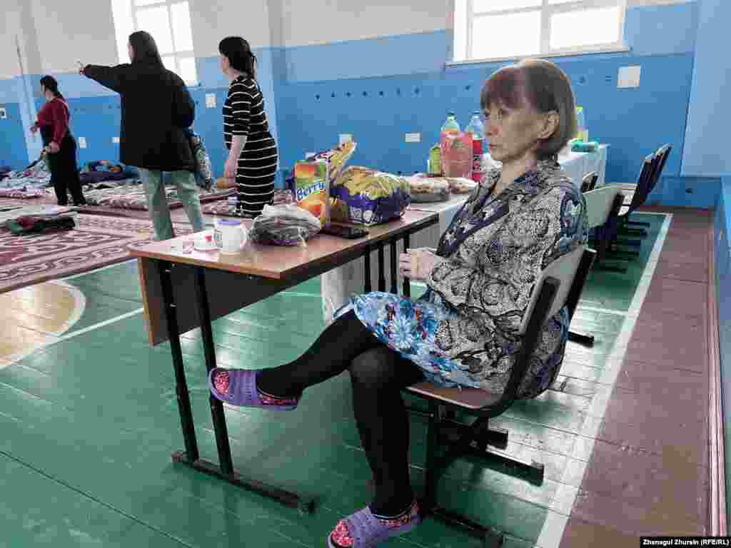 Су басқан саяжай тұрғыны Бәтима Аймұқашева мектепте ашылған эвакуация орталығында отыр. Ол саяжайдағы үйді жалға алып тұрған. Таңғы алты шамасында үйге су кіргенін көріп, дереу полиция шақырғанын айтады. Бірер сағаттан соң құтқарушылар Аймұқашеваны саяжайдан қайықпен алып шыққан.