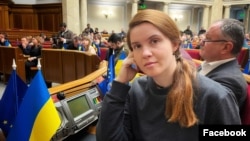 Депутaткa Мaр'янa Безуглa в зaлі Верховної Рaди
