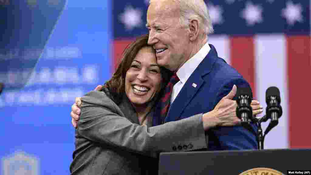 Harris és Biden az elnök egészségügyről szóló beszéde után az észak-karolinai Raleigh-ben 2024. március 26-án. Biden Trumppal folytatott televíziós vitában nyújtott gyenge teljesítménye óta Harris egyre inkább előtérbe kerül