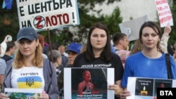 Стотици украинци, които живеят в София, и българи, които ги подкрепят, се събраха пред сградата на руската дипломатическа мисия 