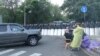 Antivladini demonstranti okupljaju se na glavnom putu u centru Jerevana, gdje je policija 10. juna čuvala pristup jermenskom parlamentu.