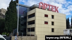 Адміністративна будівля міжнародного дитячого табору «Артек» у Гурзуфі, Крим, червень 2023 року