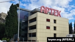 Адміністративний будинок міжнародного дитячого табору «Артек» у Гурзуфі, Крим, червень 2023 року
