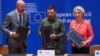 Președintele Consiliului European Charles Michel (stânga), președintele ucrainean Volodimir Zelenski și președintele Comisiei Europene Ursula von der Leyen, la ceremonia de semnare la Bruxelles, pe 27 iunie.