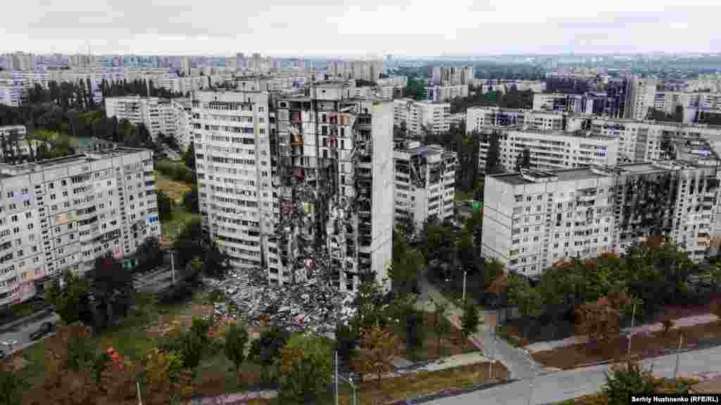 Харьковдун сыртындагы Салтовка шаарындагы кыйраган көп кабаттуу үйлөр, 13-сентябрь, 2022-жыл. 