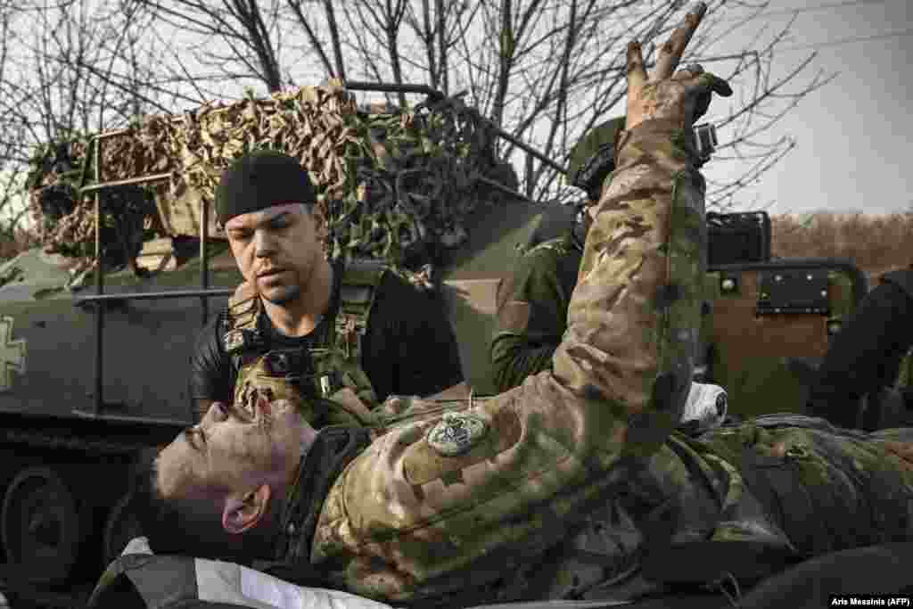 «Перемога буде за нами» – знаком показує поранений український воїн, якого евакуюють з фронту неподалік Бахмута. 23 березня 2023 року Попри великі втрати, командувач сухопутними військами України генерал Олександр Сирський 27 березня заявив, що оборона Бахмута є «військовою необхідністю». Генерал високо оцінив стійкість і героїзм оборонців України, які у «надзвичайно складних умовах» утримують Бахмут попри невпинні штурми російської армії.