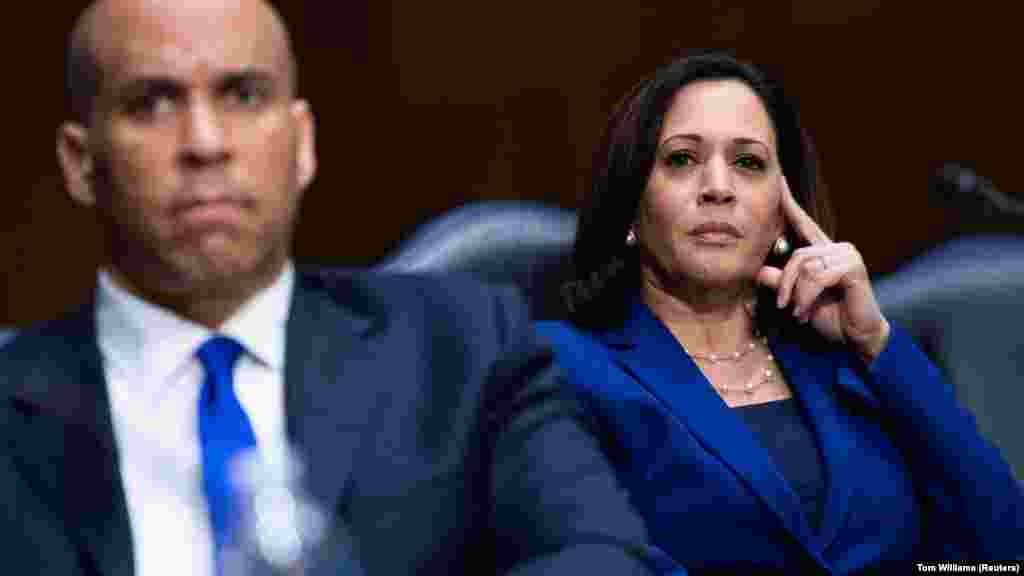 Harris – a képen Cory Booker szenátorral a szenátus igazságügyi bizottságának 2020. június 16-i meghallgatásán – George Floyd meggyilkolása és a rendőri brutalitás elleni országos tüntetések nyomán határozottan kiállt az átfogó rendőrségi reform mellett