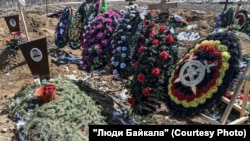  Иркутск шаарынын жанындагы Александров көрүстөнүнүн бир бурчунда 53 "вагнерчи" жерге берилген.