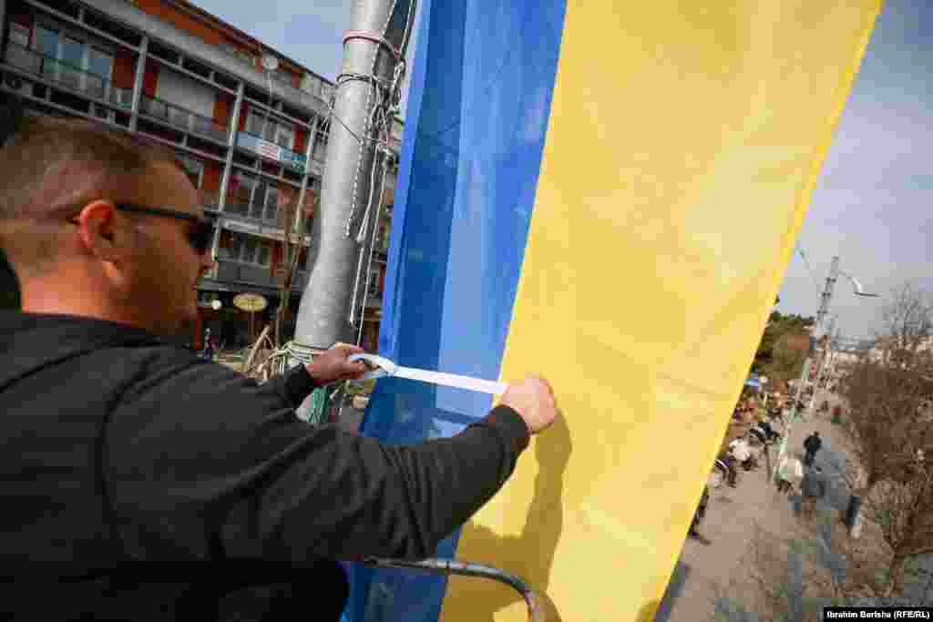 U Prištini je 23. februara na glavnim trgovima postavljena ukrajinska zastava.