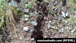 په غره کې د رامنځ ته شوي درز عکس