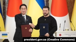 Украин президенти Владимир Зеленский менен Жапониянын өкмөт башчысы Фумио Кисида. 