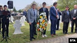 Българският евродепутат Андрей Ковачев (в сиво) поднася венец в Ново Село, Северна Македония, през 2022 г. Досега той не е имал проблем с преминаване на границата с България.