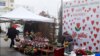 Türkmenistanda Keramatly Walentin, ýagny Söýgüliler gününe degişli plakatyň öňünde gül satýan söwda tekjeleriniň biri (Illýustrasiýa suraty)