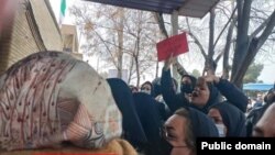 نیروهای حکومتی جمهوری اسلامی با والدین معترض به مسموم شدن فرزندان خود برخورد میکنند