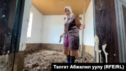 Барпы айыл аймагынын тургуну Айдана Мухаммед кызынын үч бөлмөлүү үйүнүн ичи ылайга толуп, дүкөнүндөгү азык-түлүгү сууга аккан. 