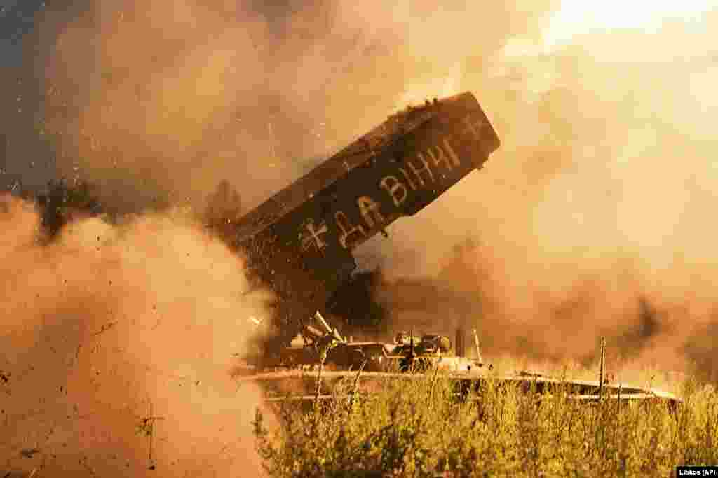 Un lansator rusesc de rachete TOS-1A capturat de Ucraina trage spre pozițiile rusești de lângă Kreminna, în regiunea Luhansk. Capsula rachetei este scrisă cu spray cu „Da Vinci”, numele de cod al comandantului Dmitro Kotsiubailo, ucis în luptă. 