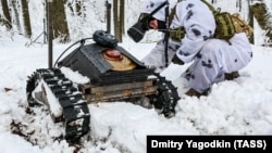 Un soldat rus testează o dronă la sol, în regiunea Donețk din Ucraina, în februarie.