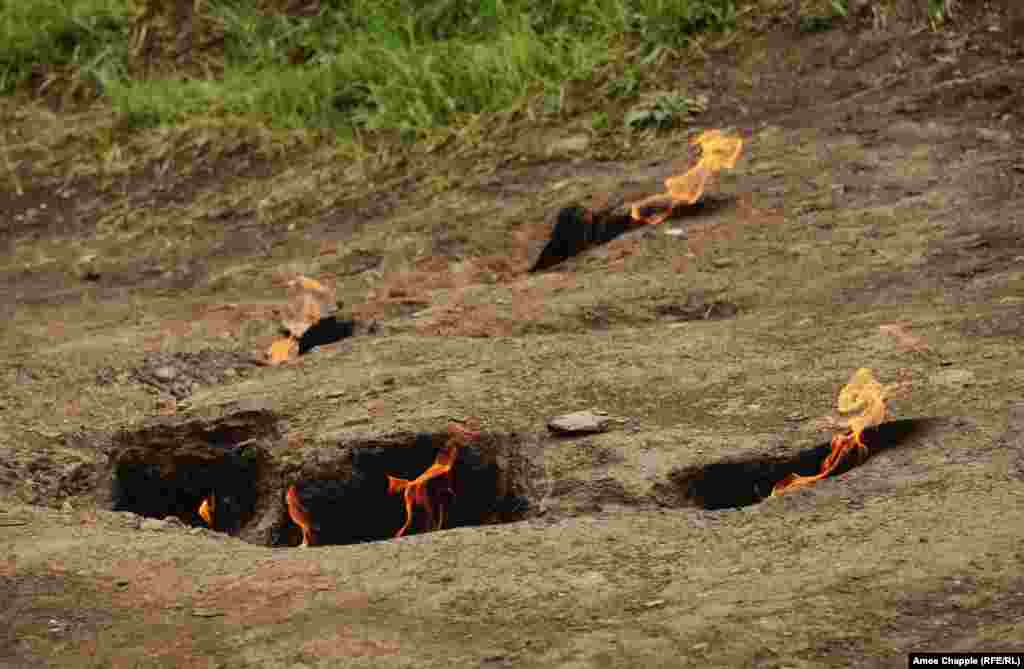Focuri de gaze naturale în apropiere de Turca, Buzău. Un alt mit despre cum au apărut aceste incendii &bdquo;nepământești&rdquo;vorbește despre câteva fete care au fost urmărite de hoți. În timp ce fetele fugeau, pământul s-a deschis sub hoți, scufundându-i direct în iad, înainte de a se închide din nou. Llimbi pâlpâitoare de focuri infernale ies din pământ din această cauză.