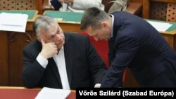 Венгриянын премьер-министри Виктор Орбан жана анын кабинет жетекчиси Антал Роган парламент жыйынында. (Архивден алынган сүрөт)