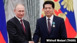 Ruski predsednik Vladimir Putin odlikovao je Ordenom prijateljstva kineskog ambasadora u Rusiji Li Huija tokom ceremonije uručenja državnih odlikovanja u Kremlju, 23. maj 2019.