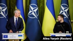 Йенс Столтенберг жана Владимир Зеленский. 