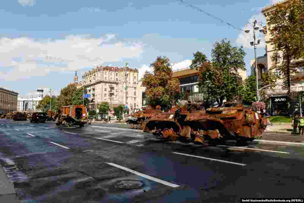 Зьнішчаная расейская вайсковая тэхніка, разьмешчаная ў Кіеве на Храшчаціку да Дня Незалежнасьці Ўкраіны