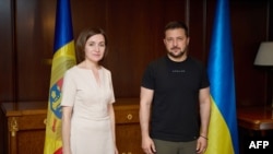 Președinta moldoveană Maia Sandu și colegul ei ucrainean Volodimir Zelenski, la întâlnirea bilaterală avută în august 2023, la un summit din Atena. După câteva luni, în decembrie, UE a dat „lumină verde” începerii negocierilor de aderare cu cele două țări. 