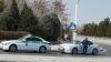 Polisiýanyň ýol gözegçiligi gullugynyň işgäri we hususy ulagdaky raýat (Illýustrasiýa suraty)